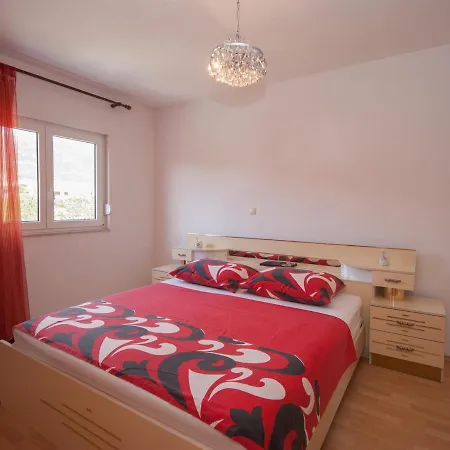 Lana Apartment *