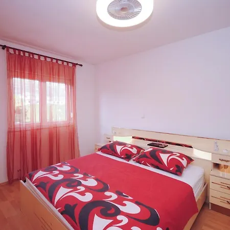 Lana Apartment *