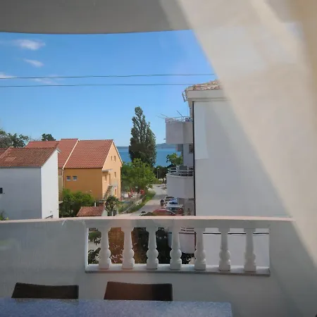 Lana Apartment *